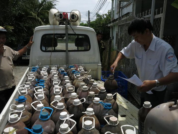 Bình Dương: Phát hiện nhiều thùng mắm tôm bẩn, có ấu trùng dòi ảnh 1