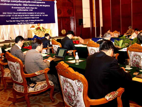 Việt-Lào trao đổi kinh nghiệm phát triển kinh tế xã hội dài hạn ảnh 1