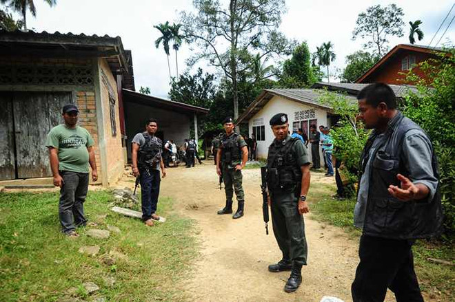 Binh sỹ gác tại khu vực Rueso, tỉnh Narathiwat, miền nam Thái Lan ngày 30/10. (Nguồn: AFP/TTXVN) Thái Lan muốn cùng Malaysia xây tường kiểm soát biên giới ảnh 1