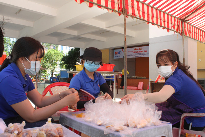 Long An: Ấm lòng người nghèo trong mùa dịch COVID-19 ảnh 1
