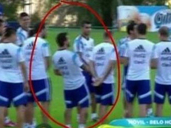 HLV Argentina trở thành trò cười cho học trò vì pha ngả người ảnh 1