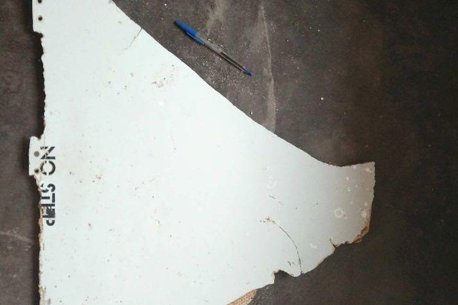 Mảnh vỡ nghi của MH370 được chuyển tới Australia để thẩm định ảnh 1