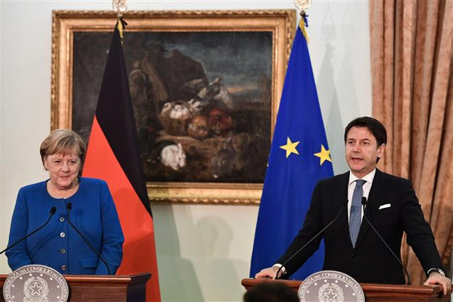Thủ tướng Italy Giuseppe Conte (phải) và Thủ tướng Đức Angela Merkel trong cuộc họp báo chung tại Rome ngày 11/11/2019. (Ảnh: AFP/ TTXVN) Để Italy tiếp tục là 'đầu tàu' cùng EU vượt qua khó khăn ảnh 2