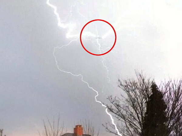 Máy bay hạ cánh an toàn dù bị 3 tia sét đánh cùng lúc ảnh 1