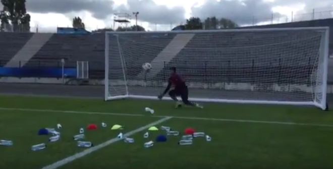 [Video] Petr Cech dùng vỏ chai nước để luyện kỹ năng bắt bóng ảnh 1