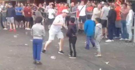 Cổ động viên Anh bị chỉ trích vì ném xu lẻ cho trẻ tị nạn ảnh 1