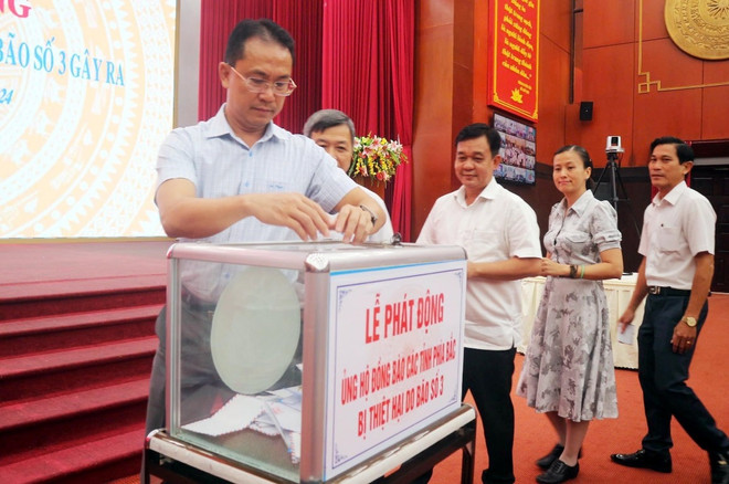 Các đơn vị, tổ chức, cá nhân, doanh nghiệp tại Sóc Trăng quyên góp ủng hộ đồng bào bị ảnh hưởng do bão số 3 gây ra. (Ảnh: Trung Hiếu/ TTXVN) ttxvn_soc_trang_ung_ho_dong_bao_mien_bac_bi_thiet_hai_do_bao_so_3_7594071.jpg