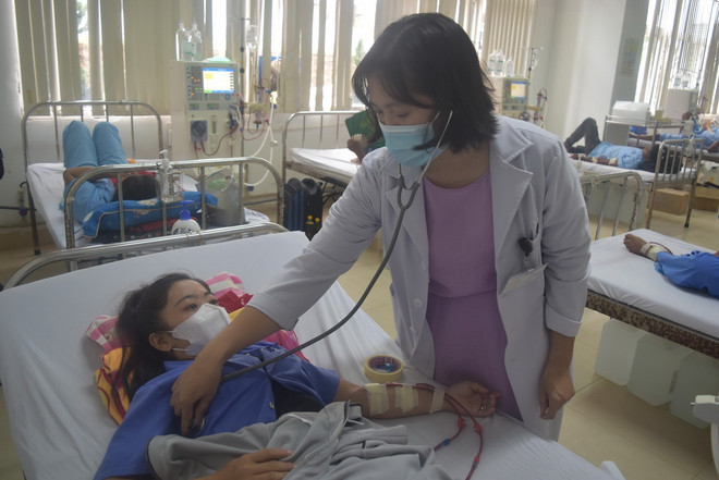 ttxvn_qua_tai_benh_nhan_chay_than_nhan_tao_tai_dak_lak2_resize.jpg