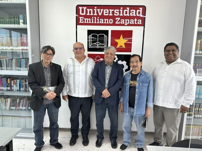 Đoàn công tác chụp ảnh chung với Tiến sĩ Ruben Zardoya Lourdes, Giám đốc Đại học Emiliano Zapata và Ban lãnh đạo nhà trường. (Ảnh: TTXVN phát) ttxvn doan TTXVN tham Mexico4.jpg