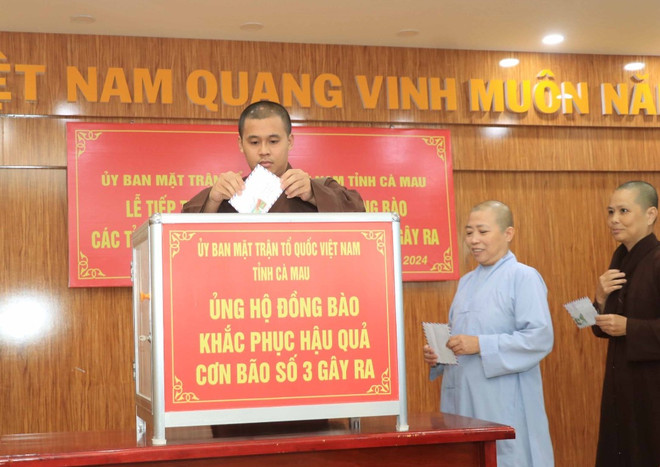 Đại diện các tổ chức, cá nhân, tín đồ tôn giáo tại Cà Mau tham gia đóng góp ủng hộ đồng bào các tỉnh phía Bắc bị thiệt hại do bão số 3. Ảnh: Huỳnh Anh/TTXVN) ttxvn ca mau_ung_ung_ho_dong_bao_vung_bao_lu_phia_bac.jpg