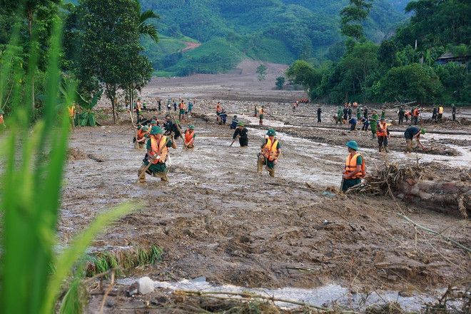 Lực lượng quân đội triển khai tìm kiếm các nạn nhân mất tích do sạt lở đất tại làng Nủ, xã Phúc Khánh, huyện Bảo Yên. (Ảnh: Dương Giang/TTXVN) ttxvn_thu_tuong_chi_dao_tim_kiem_nguoi_mat_tich_tai_lang_nu_lao_cai_.jpg