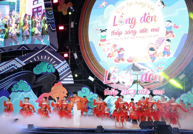 ttxvn Dak Lak_dem_hoi_trang_ram_“long_den_thap_sang_uoc_mo”2.jpg