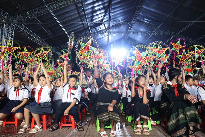 ttxvn Dak Lak_dem_hoi_trang_ram_“long_den_thap_sang_uoc_mo”4.jpg