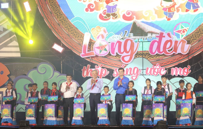 ttxvn Dak Lak_dem_hoi_trang_ram_“long_den_thap_sang_uoc_mo”3.jpg