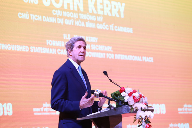 Ngài John Kerry, cựu Ngoại trưởng Hoa kỳ, Chủ tịch danh dự Quỹ Carnegie vì Hoà bình Quốc tế phát biểu tại Diễn đàn Kinh tế Việt Nam năm 2019, ngày 17/1. (Ảnh: Vientnam+) Biến đổi khí hậu sẽ ảnh hưởng trực tiếp 10-12% dân số cả nước ảnh 3