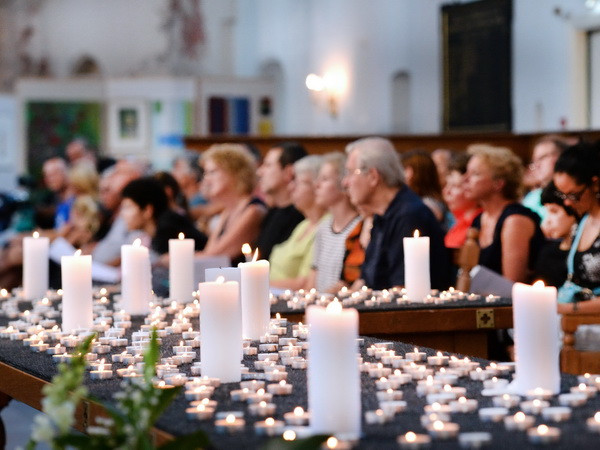 Cảnh sát Hà Lan, Australia tới hiện trường máy bay MH17 rơi ảnh 1