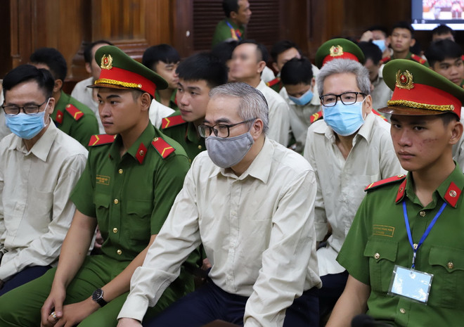 Các bị cáo tại phiên tòa. (Ảnh: Hồng Giang/TTXVN) ttxvn_cuc dang kiem (3).jpeg