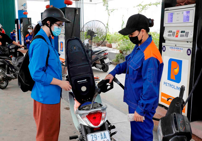 Mua bán xăng, dầu tại điểm kinh doanh xăng, dầu trên địa bàn Hà Nội. (Ảnh: Trần Việt/TTXVN) xang dau.jpg