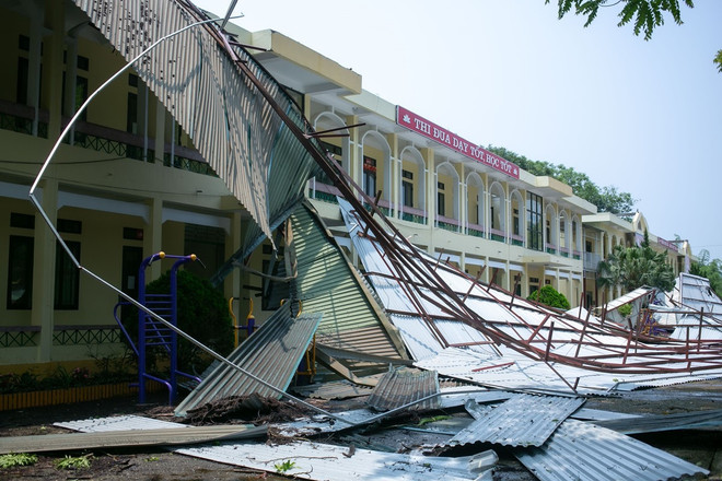 Hiện trường tốc mái của Trường Trung học cơ sở Cao Bằng (thành phố Cao Bằng). (Ảnh: Chu Hiệu-TTXVN) giong loc.jpg