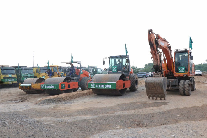 Thi công Dự án đầu tư các tuyến đường tỉnh ĐT.295C, ĐT.285B kết nối với thành phố Bắc Ninh qua các khu công nghiệp với quốc lộ 3 mới; ĐT.277B kết nối với cầu Hà Bắc 2, đường Vành đai 4 tại địa bàn huyện Yên Phong, tỉnh Bắc Ninh. (Ảnh: Thanh Thương/ TTXVN) giai ngan von dau tu cong.jpg
