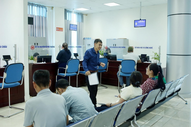 Người dân đến làm các thủ tục cần thiết tại Trung tâm hành chính công tỉnh Lai Châu. (Ảnh minh họa: Quý Trung/TTXVN) cai cach hanh chinh2.jpg