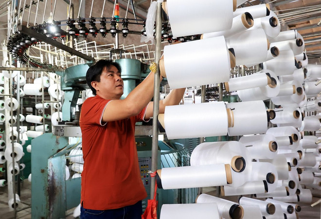 Sản xuất tơ sợi cho ngành dệt may tại huyện Bình Chánh, Thành phố Hồ Chí Minh. (Ảnh: Hồng Đạt/ TTXVN) san xuat.jpg