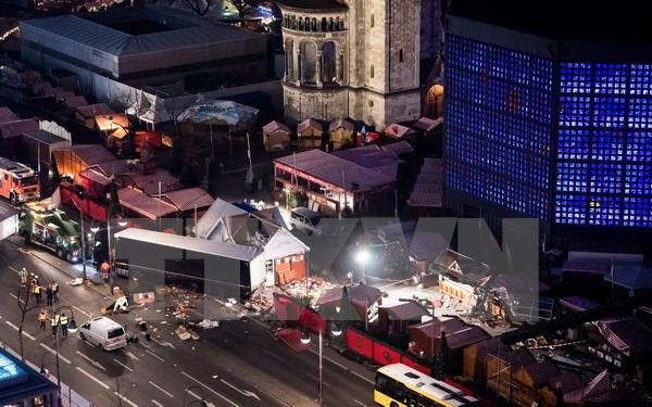 Hiện trường vụ đâm xe tải tại chợ Giáng sinh ở Berlin. (Nguồn: EPA/TTXVN) Tình báo Đức đã đánh giá thấp khả năng khủng bố của kẻ đâm xe tải ảnh 1