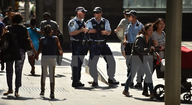 Cảnh sát Australia tuần tra tại quận trung tâm thương mại ở Sydney. (Nguồn: AFP/TTXVN) Australia bắt giữ một nghi phạm khủng bố tại sân bay Sydney ảnh 1