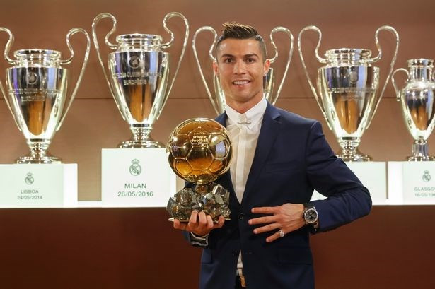 Cristiano Ronaldo ăn danh hiệu Quả bóng Vàng thứ tư. (Nguồn: Getty) Nhìn lại bảng vàng thành tích của Cristiano Ronaldo trong năm 2016 ảnh 1