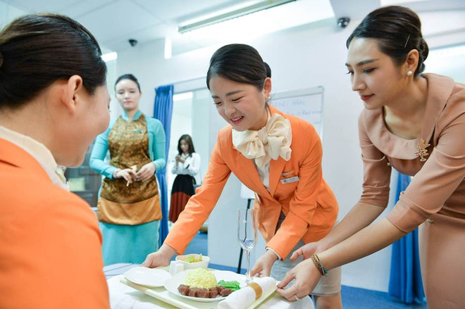 Các sinh viên Hàn Quốc thực hành kỹ năng phục vụ món ăn trên mô hình khoang máy bay. Sinh viên Hàn Quốc trải nghiệm một ngày làm tiếp viên hàng không ảnh 1