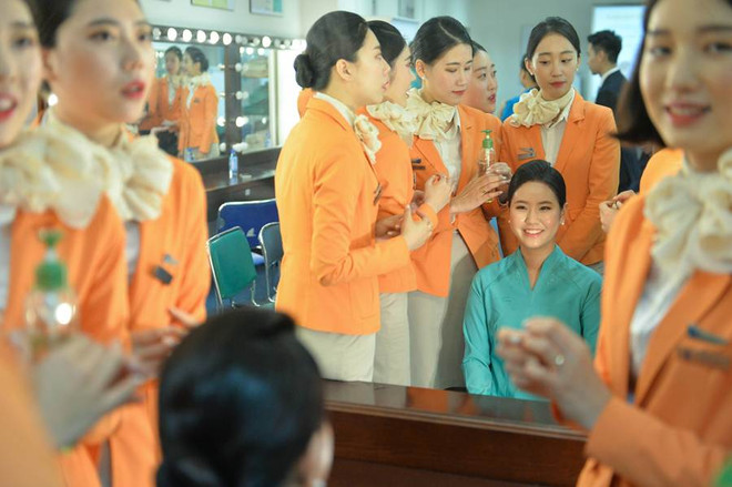 Kỹ năng trang điểm cũng được dạy một cách bài bản. Sinh viên Hàn Quốc trải nghiệm một ngày làm tiếp viên hàng không ảnh 4