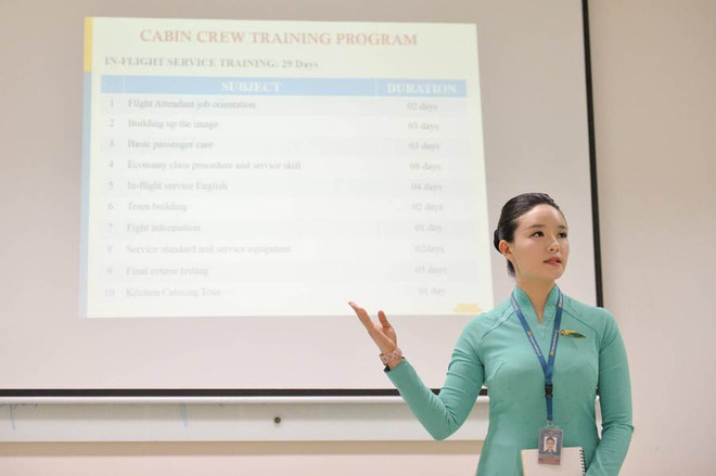 Các giáo viên của Vietnam Airlines đang giảng dạy những kỹ năng của nghề tiếp viên. Sinh viên Hàn Quốc trải nghiệm một ngày làm tiếp viên hàng không ảnh 2
