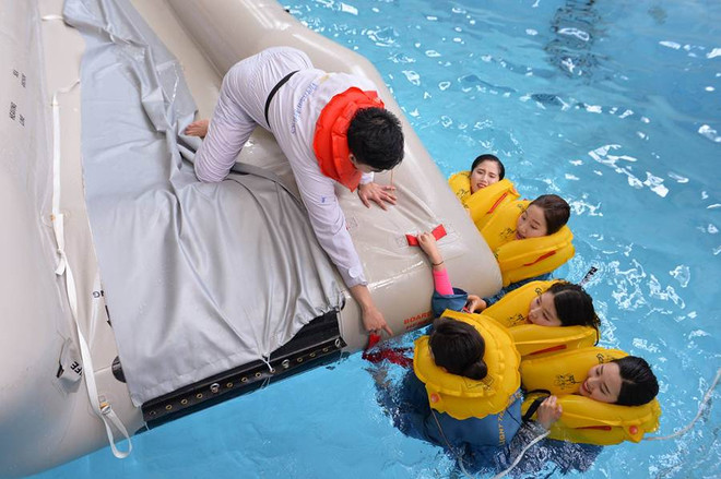 Sinh viên thực hành kỹ năng cứu người khi có sự cố về hàng không xảy ra. Sinh viên Hàn Quốc trải nghiệm một ngày làm tiếp viên hàng không ảnh 5