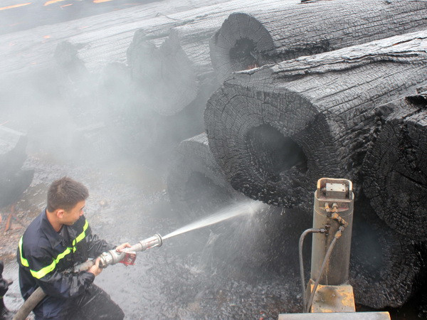 Hàng trăm người dân coi thường nguy hiểm đứng xem cháy ảnh 1