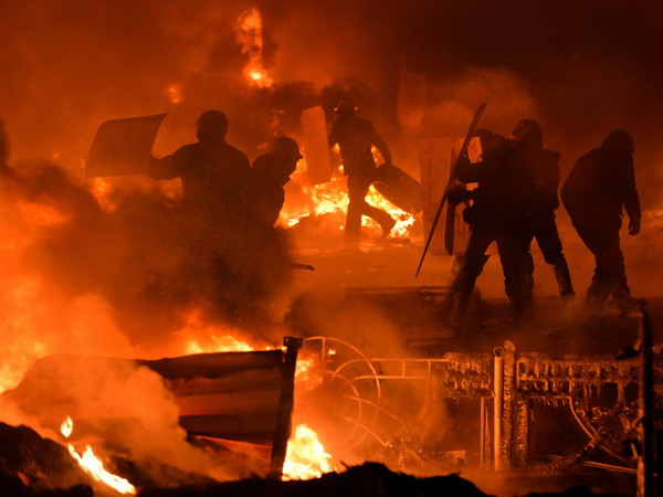 Người biểu tình chống Chính phủ Ukraine xung đột với cảnh sát tại Kiev, ngày 25/1. (Nguồn: AFP/TTXVN) Tổng thống Ukraine Yanukovich cách chức Thị trưởng Kiev ảnh 1