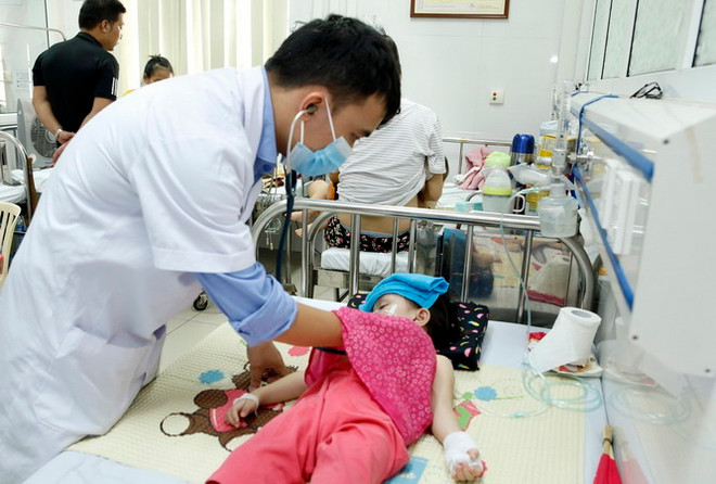 Nghệ An: Thời tiết nắng nóng, số bệnh nhi nhập viện tăng cao ảnh 1