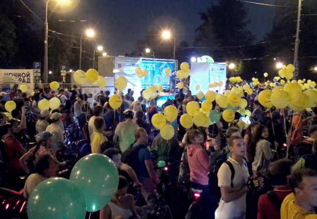 Hơn 10.000 người tham gia diễu hành xe đạp lúc nửa đêm tại Moskva ảnh 1