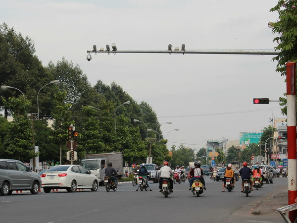 Các camera và máy đo tốc độ được gắn tại các trục đường, giao lộ ở Đồng Nai. (Ảnh: Sỹ Tuyên/TTXVN) Cần hiểu đúng về hệ thống đo tốc độ có ghi hình của CSGT ảnh 1