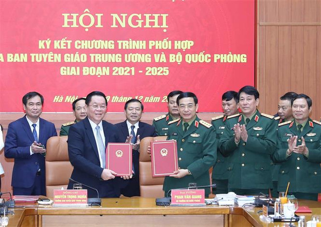 Ban Tuyên giáo TW và Bộ Quốc phòng ký kết Chương trình phối hợp ảnh 1