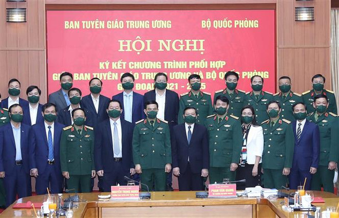Ban Tuyên giáo TW và Bộ Quốc phòng ký kết Chương trình phối hợp ảnh 2