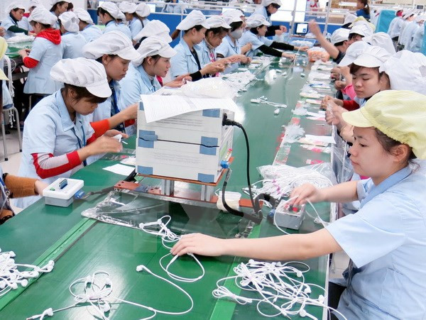 Dây chuyền sản xuất tai nghe cho điện thoại thông minh của Công ty TNHH Glonics Việt Nam với 100% vốn FDI Hàn Quốc. (Ảnh: Hoàng Nguyên/TTXVN) Làn sóng đầu tư thứ ba của Hàn Quốc vào Việt Nam đang ở cao trào ảnh 1
