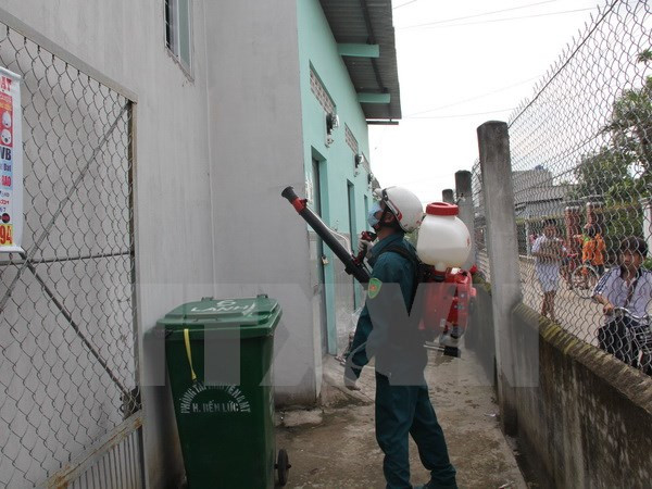 Xịt thuốc diệt muỗi, loăng quăng phòng virus Zika. (Ảnh: Bùi Như Trường Giang/TTXVN) Số ca nhiễm virus Zika ở Thành phố Hồ Chí Minh tăng lên con số 46 ảnh 1