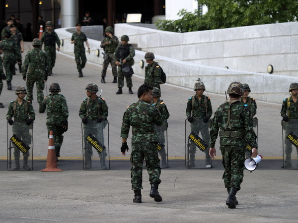 Binh sỹ Thái Lan được triển khai tại Bangkok sau cuộc họp giữa Tư lệnh Lục quân Thái Lan, Tướng Prayuth Chan-ocha với các phái chính trị ở thủ đô ngày 22/5. (Nguồn: AFP/TTXVN) Thái Lan: Đài truyền hình, phát thanh ngừng phát sóng chương trình ảnh 1