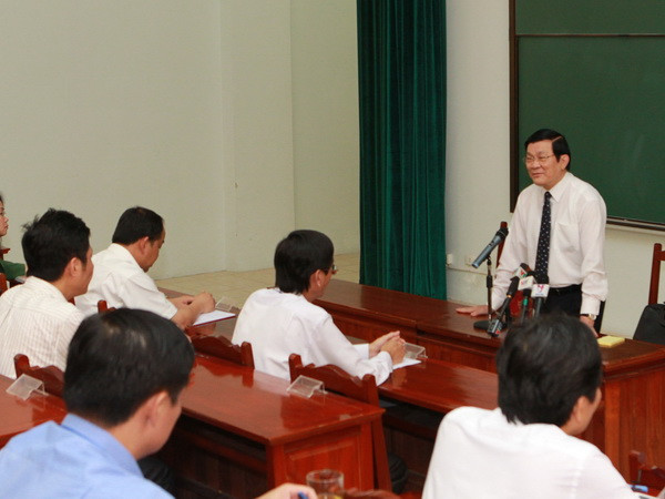 Chủ tịch nước Trương Tấn Sang đến nói chuyện với lớp Bồi dưỡng dự nguồn cán bộ cao cấp khóa ba. (Ảnh: Nguyễn Khang/TTXVN) Chủ tịch nước đối thoại học viên lớp dự nguồn cán bộ cao cấp ảnh 1