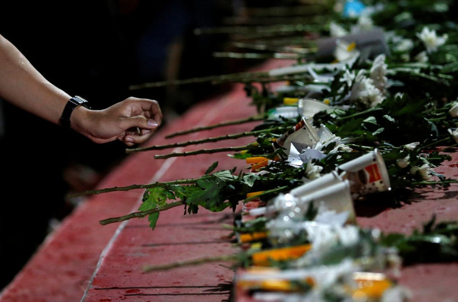 Đặt hoa tưởng niệm các nạn nhân. (Nguồn: Reuters) Vụ xả súng đẫm máu tại Thái Lan: Lễ tưởng niệm 29 nạn nhân xấu số ảnh 1