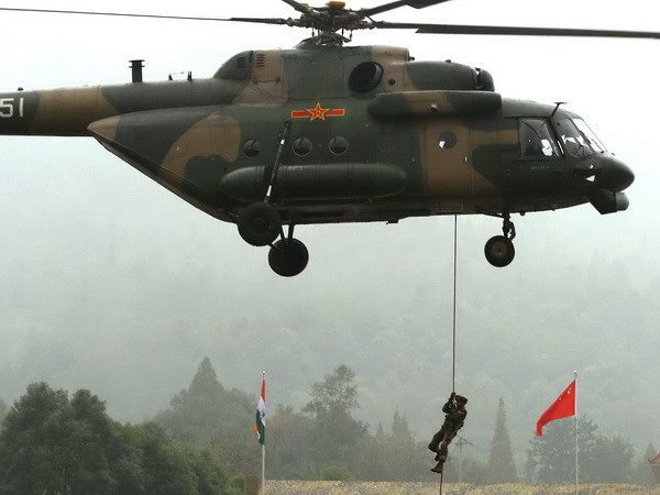 Binh sỹ Trung Quốc trong một cuộc diễn tập chống khủng bố. Ảnh minh họa. (Nguồn: AFP/TTXVN) Cảnh sát Trung Quốc và Nga tổ chức diễn tập chống khủng bố ảnh 1