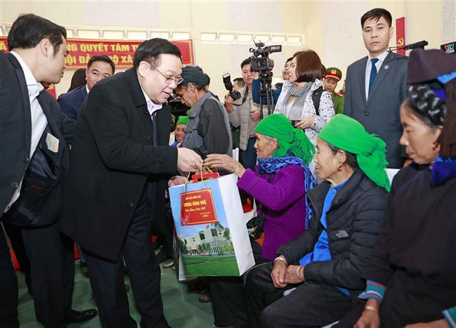 Chủ tịch Quốc hội dự Tết nhân ái tại xã biên giới khó khăn Trịnh Tường ảnh 1