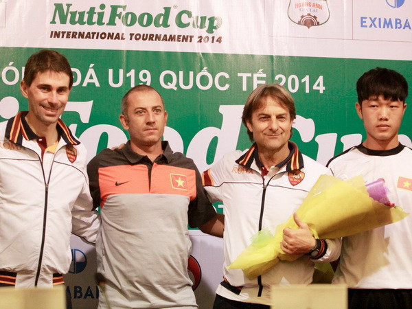 Thủ quân tuyển U19 Việt Nam lạnh lùng trước máy ảnh ảnh 2