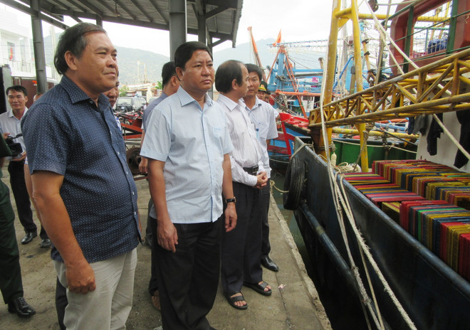 Lãnh đạo Ủy ban Nhân dân tỉnh Ninh Thuận kiểm tra, chỉ đạo công tác ứng phó với cơn bão số 5 tại cảng cá Cà Ná (huyện Thuận Nam, Ninh Thuận). (Ảnh: Nguyễn Thành/TTXVN) Ninh Thuận hạn chế đến mức thấp nhất thiệt hại do bão số 5 ảnh 1