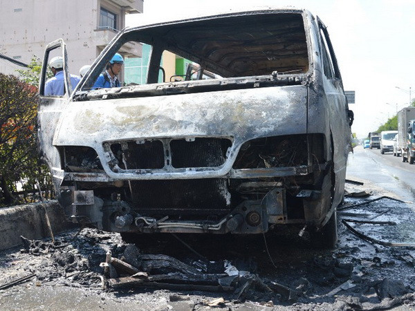 Thành phố Hồ Chí Minh: Cháy xe 16 chỗ, nhiều người thoát chết ảnh 2